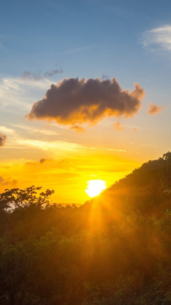 Hope rocks some serious acquaintance.